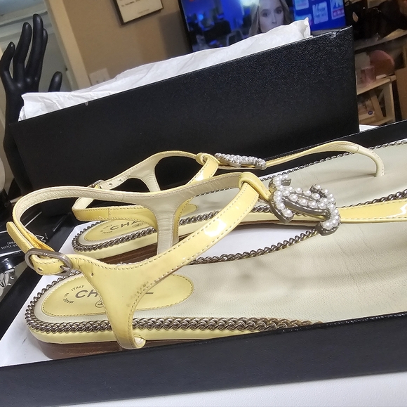 Chanel Beautiful CC Pearl Patent Leather Sandals! - Picture 14 of 16